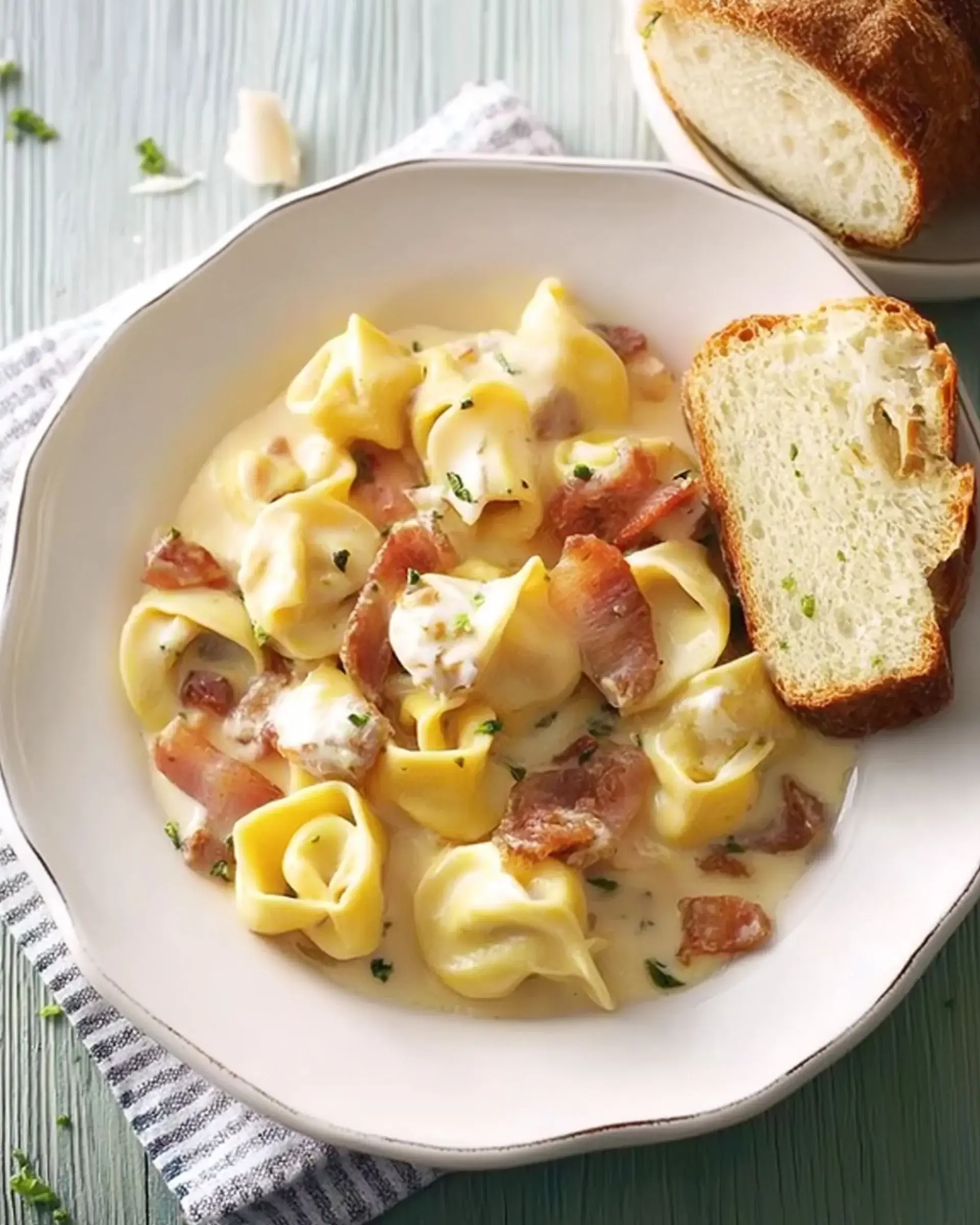 Creamy Tortellini Carbonara: Indulge in this quick recipe!